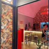 ... all�interno del loro piccolo locale da cui si diffonde una calda luce rossa